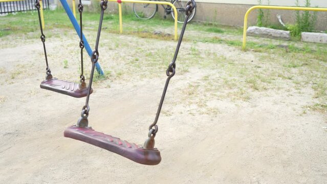 公園の赤いブランコが勝手に揺れる動画　A video of a red swing in a park swinging on its own
