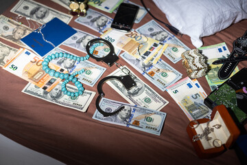 Fototapeta na wymiar Evidence bag next to dollar banknotes in a crime investigation unit, concept image