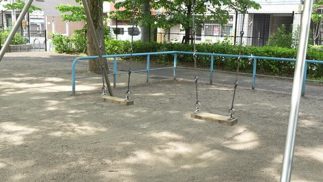 公園のブランコが無人で揺れる動画　A video of a park swing swinging unattended