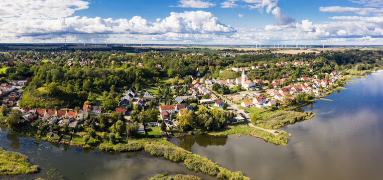 Panorama vom Leben am Fluss, Luftaufnahme Lebus an der Oder, Grenze, Deutschland, Polen, Europa