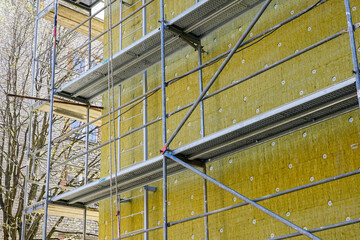 Thermal insulation of the facade of an apartment building with thick mineral rockwool slabs