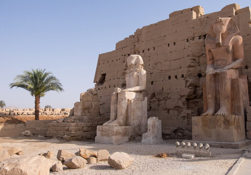 Estatuas sedentes del fara&oacute;n Ramses II en la entrada al templo de Karnak en la antigua Tebas, Egipto