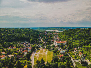 Zachwycający lotniczy widok Kazimierza Dolnego, uchwycony z różnych perspektyw za pomocą drona, podkreślający urokliwy krajobraz i historyczną architekturę tego malowniczego miasteczka.
