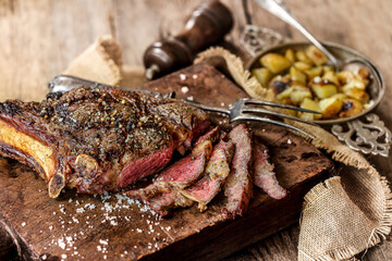côte de boeuf tranchée sur un billot avec pommes de terre de Noirmoutier; photo réelle