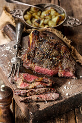 côte de boeuf tranchée sur un billot avec pommes de terre de Noirmoutier; photo réelle