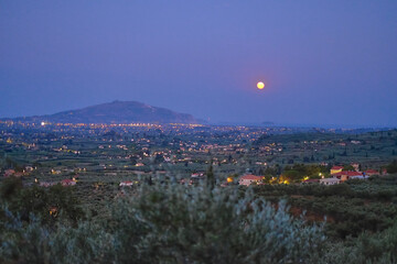 Widok na wyspę Zakynthos i jej miasta w księżycowy wieczór