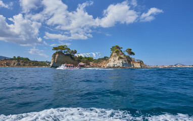 Rejs łodzią w pobliży wyspy Zakynthos w słoneczny dzień z widokiem na cameo island