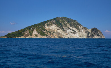 Fototapeta na wymiar Rejs łodzią w pobliży wyspy Zakynthos w słoneczny dzień z widokiem