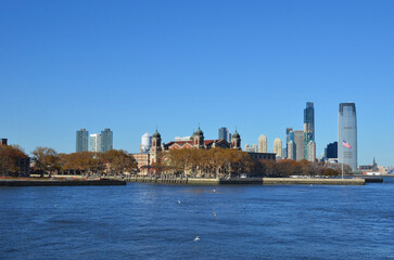 Obraz premium Part of the river Hudson and Ellis Island