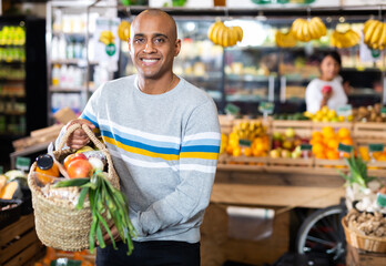 Fototapeta Shopper with bag of groceries and vegetables at grocery supermarket obraz