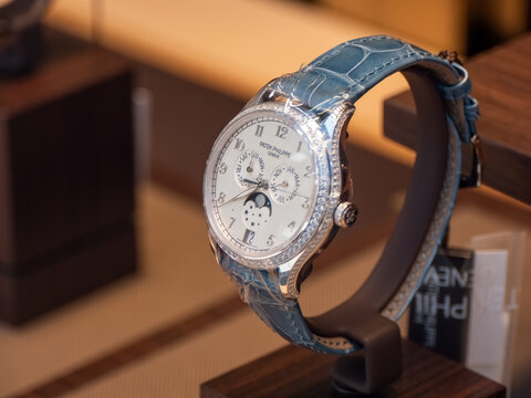 LUXEMBOURG - MAI 26, 2023: Exquisite Patek Philippe Luxury Watch on Display in a Prestigious Boutique