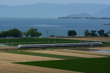 初夏の琵琶湖を背景に走る681系特急しらさぎ （北陸本線 田村 - 長浜, 2023年6月）