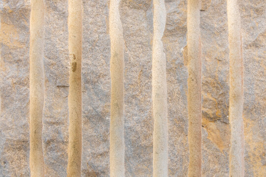 Restos del corte realizado en una roca de m&aacute;rmol, textura