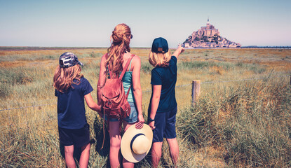 Family in Mont Saint Michel- Normandie in France - obrazy, fototapety, plakaty