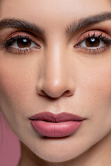 Fototapeta premium Detalles encantadores: Esta imagen destaca los detalles delicados de las uñas pintadas de una chica, complementando su look de maquillaje con estilo.