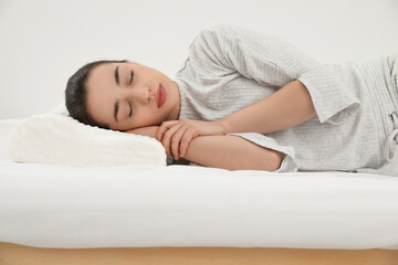Obraz na płótnie Canvas Woman sleeping on memory foam pillow indoors