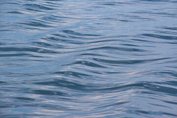 Sanfte Wellen auf dem Wasser