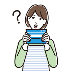 通帳を見て考えるエプロン姿の女性 