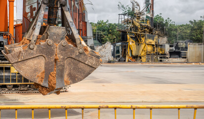 Hydraulic bucket and construction excavator that moves earth in excavation and restoration works in dilapidated wasteland of metal structures, scrapyards and factories