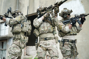 Obraz premium Military Soldiers Storming the Enemy Building
