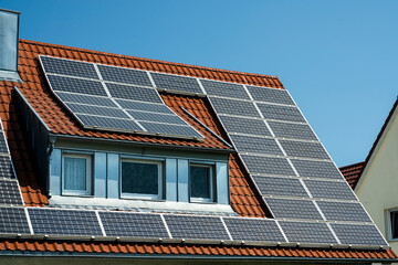 Fototapeta premium Hausdach mit Photovoltaikanlage