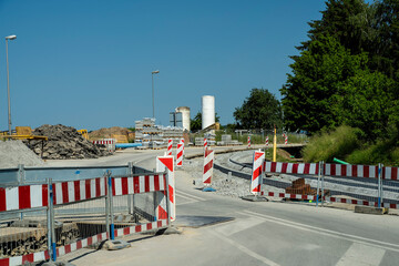 Straßenbaustelle mit Absperrungen