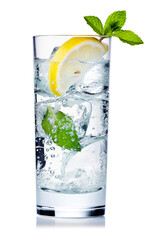 Mineralwasser im Glas mit Eiswürfeln und Zitronenscheibe isoliert als Freisteller vor weißem Hintergrund. Generative AI