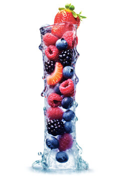 Gestapelte Erdbeeren, Himbeeren, Brombeeren und Blaubeeren in Eis eingefroren. Isoliert vor wei&szlig;em Hintergrund. Generative AI