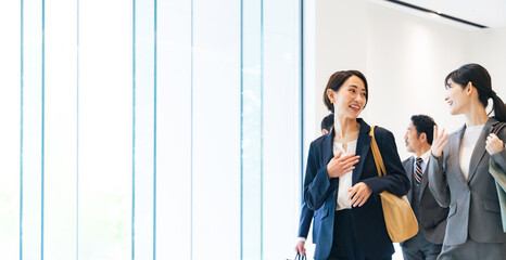 ロビーを歩くエグゼクティブビジネスパーソンのグループ