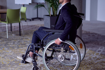 Obraz premium Closeup photo of a businessman in a wheelchair