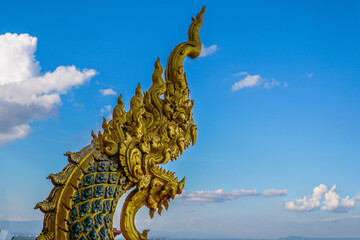 Fototapeta na wymiar golden dragon statue on the roof