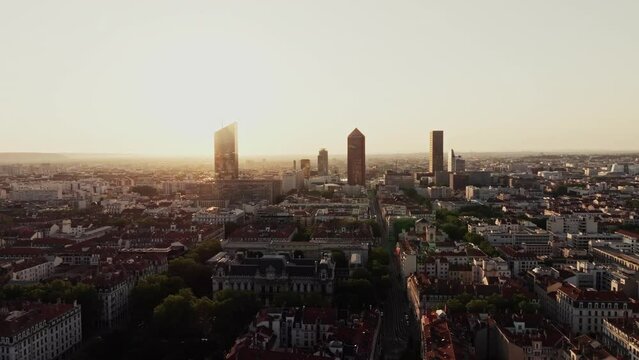 Skyline Part Dieu Lyon soleil levant