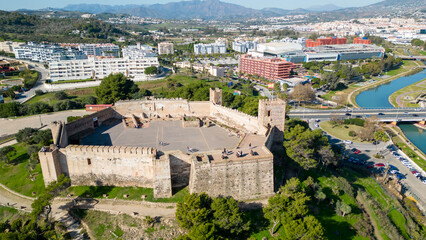 Fototapeta premium vista del castillo de Sohail en el municipio de Fuengirola en la costa del sol de Málaga, Andalucía