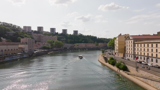 D&eacute;fil&eacute; de la Sa&ocirc;ne vue vers Vaise