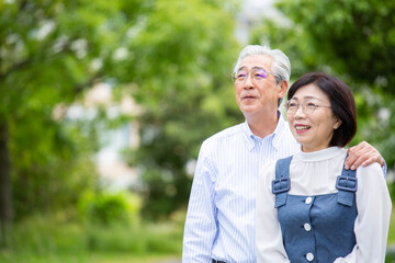 日本人の夫婦、熟年世代、高齢者、新緑の公園