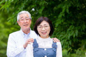 日本人の夫婦、熟年世代、高齢者、新緑の公園