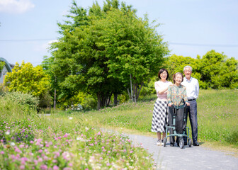 Obraz premium 祖母と公園を散歩するミドルの日本人夫婦