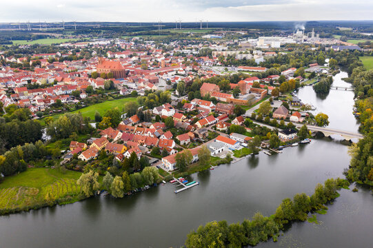 Beeskow mit Marienkirche, Spree, Luftaufnahme, Mark Brandenburg, Oder Spree, Spreewald, Lausitz, Deutschland, Europa
