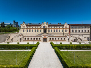 Obraz premium Aerial Beauty Mimi Castle Amidst Pristine Trimmed Bushes