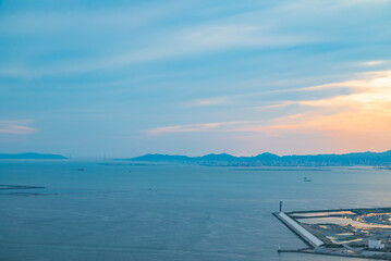 【大阪から撮影】夕暮れ時の瀬戸内海の写真で遠くの方に明石海峡大橋が見える。