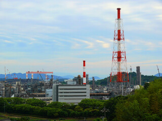Fototapeta na wymiar 水島工業地帯。 煙突のある風景。 背景は瀬戸内海。