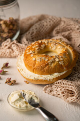 pedazo de pan partido por la mitad con queso crema untado 