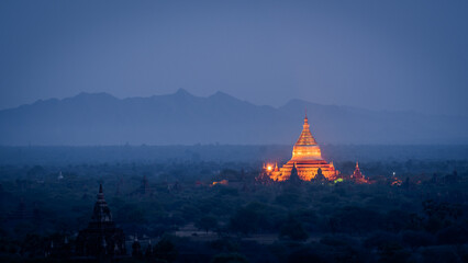 Visit the temple in Bagan, Myanmar - obrazy, fototapety, plakaty
