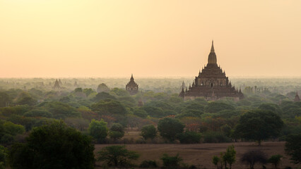 Visit the temple in Bagan, Myanmar - obrazy, fototapety, plakaty