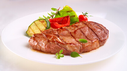 Schweinenackensteak mit mediterranem Gemuese