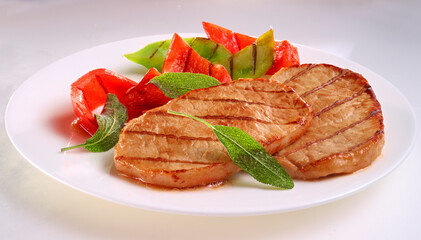 Schweinesteak mit gegrillter Paprika