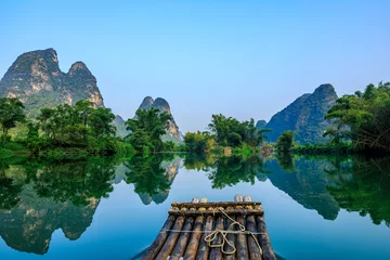 Crédence de cuisine en verre imprimé Guilin Landscape of Guilin, Li River and Karst mountains. Located near Yangshuo, Guilin, Guangxi, China. Take a bamboo raft tour Guilin landscape.