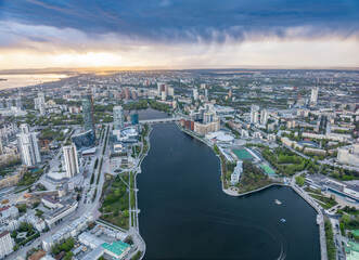 Obraz premium Yekaterinburg city and pond aerial panoramic view at summer sunset.
