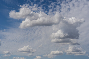 Różne rodzaje chmur na niebie o różnej porze dnia - obrazy, fototapety, plakaty