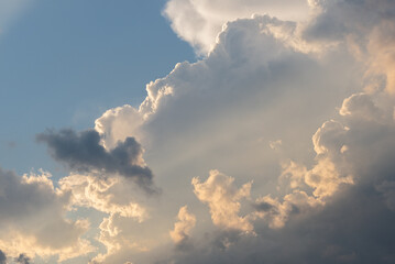 Różne rodzaje chmur na niebie o różnej porze dnia - obrazy, fototapety, plakaty